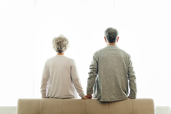 포토 JPG 스튜디오촬영 여자 할아버지 노년 남자 할머니 실내 사람 앉기 상반신 두명 일상 뒷모습 실버라이프 소파 노부부 기댐 한국인 60대 70대 손맞잡기 노인만 국내포토 라이프스타일 부부 뷰포인트 의자 모션 동양인 성인 내부 라이프 손잡기 성인만 파일형식