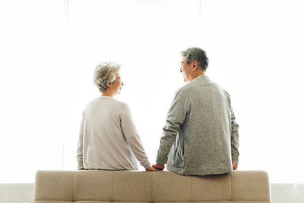 포토 JPG 스튜디오촬영 여자 할아버지 노년 남자 할머니 실내 미소 사람 앉기 상반신 두명 일상 뒷모습 실버라이프 소파 노부부 기댐 한국인 60대 70대 손맞잡기 노인만 국내포토 라이프스타일 부부 뷰포인트 의자 모션 표정 동양인 성인 내부 라이프 손잡기 성인만 파일형식