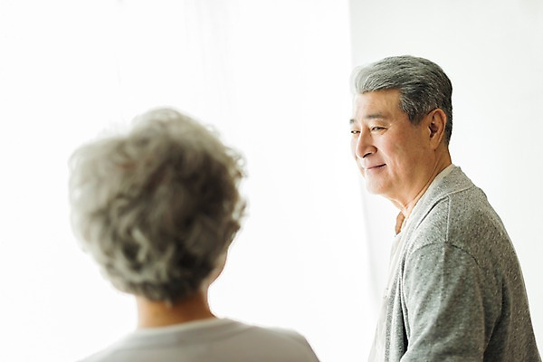 포토 JPG 스튜디오촬영 응시 여자 할아버지 노년 남자 할머니 실내 미소 사람 앉기 상반신 두명 일상 옆모습 뒷모습 아웃포커스 실버라이프 노부부 기댐 한국인 60대 70대 노인만 국내포토 라이프스타일 부부 시선 뷰포인트 모션 촬영기법 표정 동양인 성인 내부 라이프 성인만 파일형식