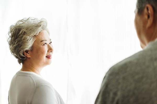 포토 JPG 스튜디오촬영 응시 여자 할아버지 노년 남자 할머니 실내 미소 사람 앉기 상반신 두명 일상 뒷모습 아웃포커스 실버라이프 노부부 한국인 60대 70대 노인만 국내포토 라이프스타일 부부 시선 뷰포인트 모션 촬영기법 표정 동양인 성인 내부 라이프 성인만 파일형식 커플 인종 생활 관계
