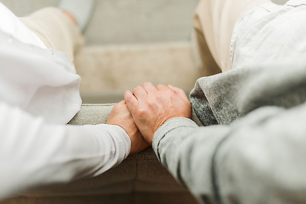 포토 JPG 스튜디오촬영 손 여자 할아버지 노년 남자 할머니 슬리퍼 실내 사람 앉기 근접촬영 두명 일상 아웃포커스 신체부위 실버라이프 소파 하이앵글 노부부 한국인 60대 70대 손맞잡기 노인만 국내포토 라이프스타일 부부 뷰포인트 신발 의자 모션 촬영기법 동양인 성인 내부 라이프 손잡기 성인만 파일형식