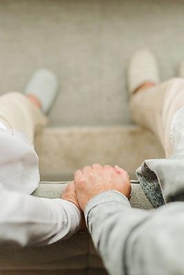 포토 JPG 스튜디오촬영 손 여자 할아버지 노년 남자 할머니 슬리퍼 실내 사람 근접촬영 두명 일상 아웃포커스 실버라이프 소파 하이앵글 노부부 한국인 60대 70대 손맞잡기 노인만 국내포토 라이프스타일 부부 뷰포인트 신발 의자 촬영기법 동양인 성인 내부 라이프 신체부위 손잡기 성인만 파일형식