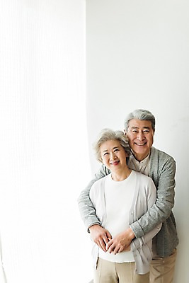 포토 JPG 스튜디오촬영 응시 여자 할아버지 노년 남자 할머니 안기 실내 서기 미소 사람 상반신 두명 일상 앞모습 실버라이프 노부부 한국인 60대 창가 70대 백허그 노인만 국내포토 라이프스타일 부부 시선 뷰포인트 창문 모션 포옹 표정 동양인 성인 내부 라이프 성인만 파일형식