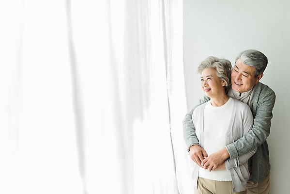 포토 JPG 스튜디오촬영 응시 여자 할아버지 노년 남자 할머니 안기 실내 서기 미소 사람 상반신 두명 일상 앞모습 실버라이프 노부부 한국인 60대 창가 70대 백허그 노인만 국내포토 라이프스타일 부부 시선 뷰포인트 창문 모션 포옹 표정 동양인 성인 내부 라이프 성인만 파일형식