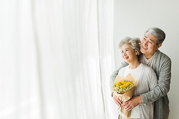 포토 JPG 스튜디오촬영 응시 여자 할아버지 노년 남자 할머니 꽃다발 안기 실내 서기 미소 들기 사람 상반신 두명 일상 앞모습 실버라이프 노부부 한국인 60대 창가 70대 백허그 노인만 국내포토 라이프스타일 부부 시선 꽃 뷰포인트 창문 모션 포옹 표정 동양인 성인 내부 라이프 성인만 파일형식