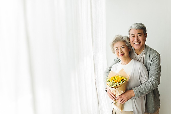 포토 JPG 스튜디오촬영 응시 여자 할아버지 노년 남자 할머니 꽃다발 안기 포옹 실내 서기 미소 들기 사람 상반신 두명 일상 앞모습 실버라이프 노부부 한국인 60대 창가 70대 노인만 국내포토 라이프스타일 부부 시선 꽃 뷰포인트 창문 모션 표정 동양인 성인 내부 라이프 성인만 파일형식