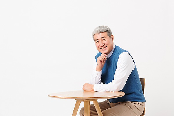 포토 JPG 스튜디오촬영 응시 할아버지 노년 남자 의자 실내 한명 미소 사람 앉기 상반신 일상 옆모습 실버라이프 한국인 책상 흰배경 70대 노인남자한명만 국내포토 1 라이프스타일 시선 뷰포인트 가구 백그라운드 모션 표정 동양인 성인 내부 라이프 흰색 남자한명만 노인남자만 파일형식