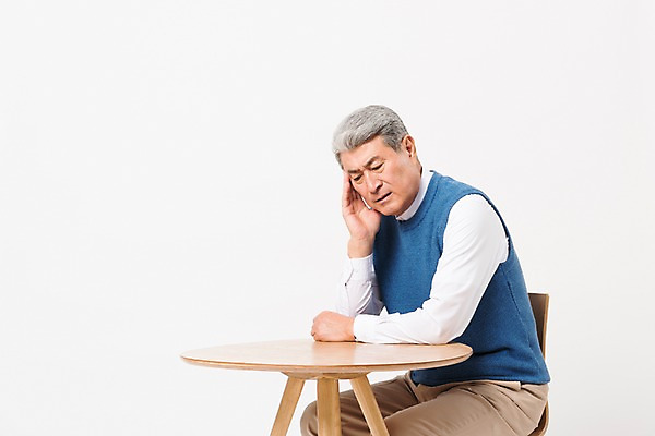 포토 JPG 스튜디오촬영 할아버지 노년 남자 의자 실내 한명 사람 앉기 상반신 일상 옆모습 실버라이프 한국인 책상 고민 흰배경 70대 노인남자한명만 국내포토 1 라이프스타일 감정 뷰포인트 가구 백그라운드 모션 동양인 성인 내부 라이프 흰색 남자한명만 노인남자만 파일형식