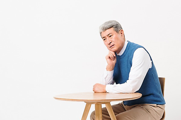 포토 JPG 스튜디오촬영 응시 할아버지 노년 남자 의자 실내 한명 사람 앉기 상반신 일상 옆모습 실버라이프 한국인 책상 고민 흰배경 70대 노인남자한명만 국내포토 1 라이프스타일 시선 감정 뷰포인트 가구 백그라운드 모션 동양인 성인 내부 라이프 흰색 남자한명만 노인남자만 파일형식