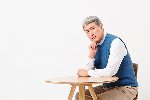 포토 JPG 스튜디오촬영 응시 할아버지 노년 남자 의자 실내 한명 사람 상반신 일상 옆모습 실버라이프 한국인 책상 고민 흰배경 70대 노인남자한명만 국내포토 1 라이프스타일 시선 감정 뷰포인트 가구 백그라운드 동양인 성인 내부 라이프 흰색 남자한명만 노인남자만 파일형식