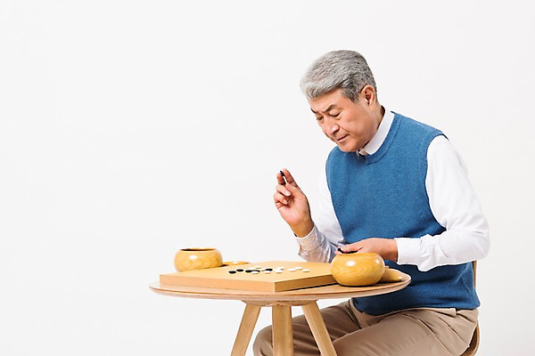 포토 JPG 스튜디오촬영 응시 할아버지 노년 남자 의자 실내 한명 사람 앉기 상반신 일상 옆모습 실버라이프 한국인 책상 흰배경 70대 바둑 노인남자한명만 국내포토 1 라이프스타일 시선 뷰포인트 가구 백그라운드 모션 놀이 동양인 성인 내부 라이프 흰색 남자한명만 노인남자만 파일형식