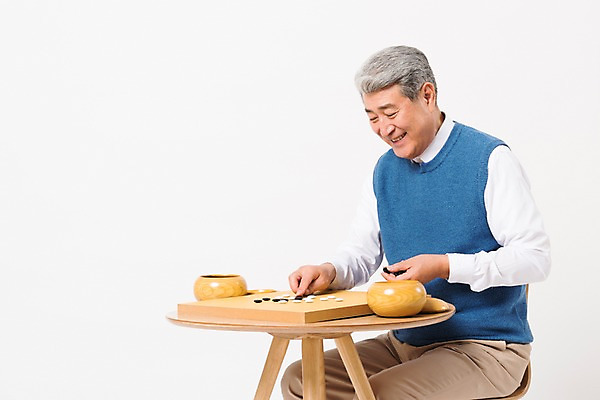 포토 JPG 스튜디오촬영 응시 할아버지 노년 남자 의자 실내 한명 미소 사람 앉기 상반신 일상 옆모습 실버라이프 한국인 책상 흰배경 70대 바둑 노인남자한명만 국내포토 1 라이프스타일 시선 뷰포인트 가구 백그라운드 모션 놀이 표정 동양인 성인 내부 라이프 흰색 남자한명만 노인남자만 파일형식