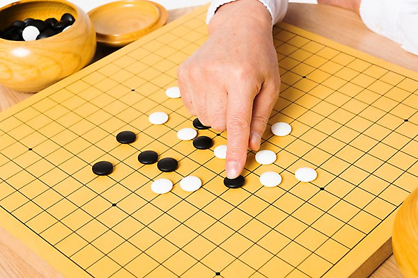 포토 JPG 스튜디오촬영 손 할아버지 노년 남자 실내 한명 사람 근접촬영 일상 신체부위 실버라이프 한국인 가리킴 책상 흰배경 70대 바둑 노인남자한명만 국내포토 1 라이프스타일 뷰포인트 가구 백그라운드 놀이 동양인 손짓 성인 내부 라이프 흰색 남자한명만 노인남자만 파일형식