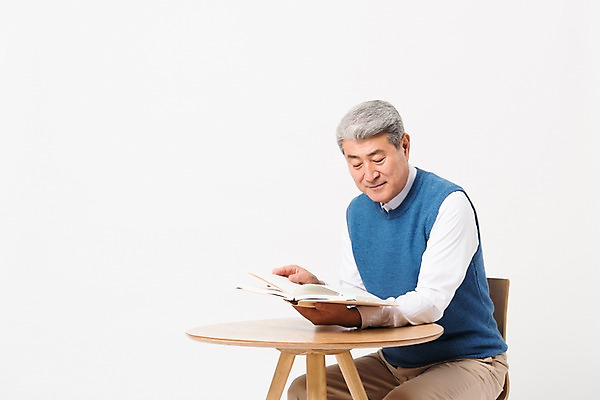 포토 JPG 스튜디오촬영 응시 할아버지 노년 남자 의자 실내 한명 미소 사람 앉기 상반신 일상 옆모습 책 실버라이프 독서 한국인 책상 흰배경 70대 노인남자한명만 국내포토 1 라이프스타일 시선 뷰포인트 가구 백그라운드 모션 표정 동양인 성인 내부 라이프 흰색 남자한명만 노인남자만 파일형식