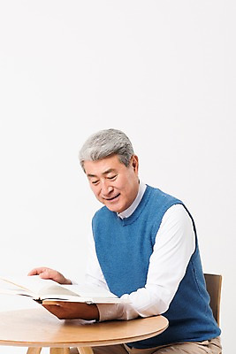 포토 JPG 스튜디오촬영 응시 할아버지 노년 남자 의자 실내 한명 미소 사람 앉기 상반신 일상 옆모습 책 실버라이프 독서 한국인 책상 흰배경 70대 노인남자한명만 국내포토 1 라이프스타일 시선 뷰포인트 가구 백그라운드 모션 표정 동양인 성인 내부 라이프 흰색 남자한명만 노인남자만 파일형식