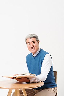 포토 JPG 스튜디오촬영 응시 할아버지 노년 남자 실내 한명 미소 사람 앉기 상반신 일상 옆모습 책 실버라이프 독서 한국인 흰배경 70대 노인남자한명만 국내포토 1 라이프스타일 시선 뷰포인트 백그라운드 모션 표정 동양인 성인 내부 라이프 흰색 남자한명만 노인남자만 파일형식 컬러 인종 생활 남자만 노인만 성인만