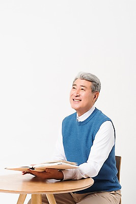 포토 JPG 스튜디오촬영 응시 할아버지 노년 남자 의자 실내 한명 미소 사람 앉기 상반신 일상 옆모습 책 실버라이프 독서 한국인 책상 흰배경 70대 노인남자한명만 국내포토 1 라이프스타일 시선 뷰포인트 가구 백그라운드 모션 표정 동양인 성인 내부 라이프 흰색 남자한명만 노인남자만 파일형식