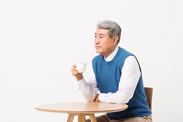 포토 JPG 스튜디오촬영 응시 할아버지 노년 남자 커피 의자 티타임 실내 한명 들기 사람 앉기 상반신 일상 옆모습 실버라이프 한국인 마시기 커피잔 책상 흰배경 70대 노인남자한명만 국내포토 1 라이프스타일 시선 음료 뷰포인트 가구 백그라운드 모션 휴식 잔 동양인 성인 내부 라이프 흰색 남자한명만 노인남자만 파일형식