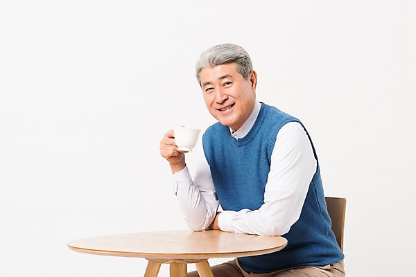포토 JPG 스튜디오촬영 응시 할아버지 노년 남자 커피 의자 티타임 실내 한명 미소 들기 사람 상반신 일상 옆모습 실버라이프 한국인 마시기 커피잔 책상 흰배경 70대 노인남자한명만 국내포토 1 라이프스타일 시선 음료 뷰포인트 가구 백그라운드 모션 휴식 잔 표정 동양인 성인 내부 라이프 흰색 남자한명만 노인남자만 파일형식