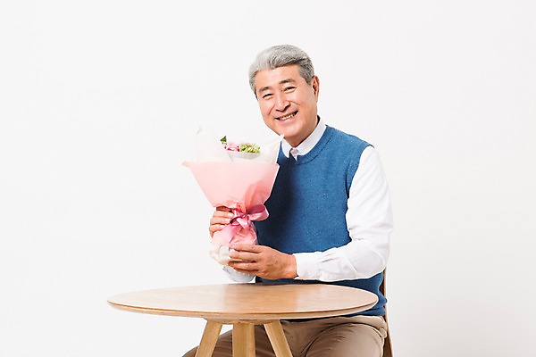 포토 JPG 스튜디오촬영 응시 할아버지 노년 꽃다발 의자 실내 한명 미소 들기 사람 앉기 상반신 일상 앞모습 실버라이프 한국인 책상 흰배경 70대 노인남자한명만 국내포토 1 라이프스타일 시선 남자 꽃 뷰포인트 가구 백그라운드 모션 표정 동양인 성인 내부 라이프 흰색 남자한명만 노인남자만 파일형식