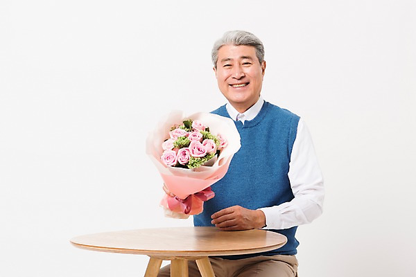 포토 JPG 스튜디오촬영 응시 할아버지 노년 남자 꽃다발 의자 실내 한명 미소 들기 사람 앉기 상반신 일상 앞모습 실버라이프 한국인 책상 흰배경 70대 노인남자한명만 국내포토 1 라이프스타일 시선 꽃 뷰포인트 가구 백그라운드 모션 표정 동양인 성인 내부 라이프 흰색 남자한명만 노인남자만 파일형식