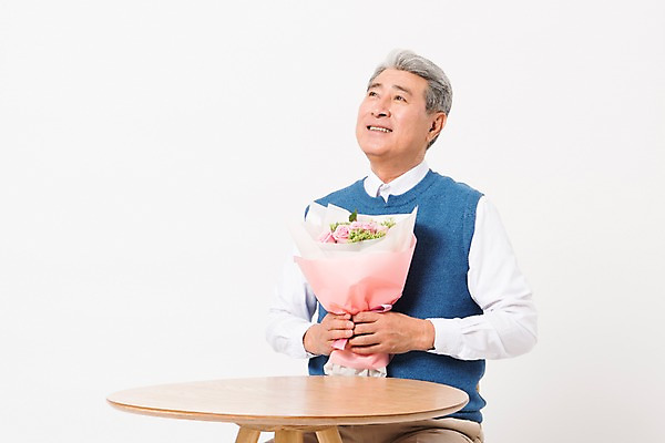 포토 JPG 스튜디오촬영 응시 할아버지 노년 남자 꽃다발 의자 실내 한명 미소 들기 사람 상반신 일상 앞모습 실버라이프 한국인 책상 흰배경 70대 노인남자한명만 국내포토 1 라이프스타일 시선 꽃 뷰포인트 가구 모션 표정 동양인 성인 내부 라이프 흰색 남자한명만 노인남자만 파일형식 식물 컬러 생활용품 인종 생활 남자만 노인만 오브젝트 성인만