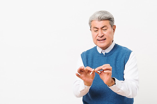 포토 JPG 스튜디오촬영 응시 할아버지 노년 남자 담배 실내 한명 서기 들기 사람 상반신 일상 앞모습 실버라이프 한국인 찡그림 자르기 흰배경 금연 70대 노인남자한명만 국내포토 1 라이프스타일 시선 캠페인 뷰포인트 백그라운드 모션 표정 동양인 성인 내부 라이프 흰색 사회이슈 남자한명만 노인남자만 파일형식