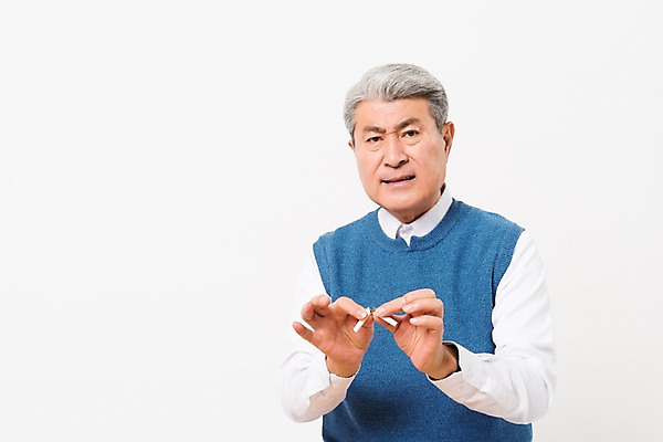 포토 JPG 스튜디오촬영 응시 할아버지 노년 남자 담배 실내 한명 서기 들기 사람 상반신 일상 앞모습 실버라이프 한국인 찡그림 자르기 흰배경 금연 70대 노인남자한명만 국내포토 1 라이프스타일 시선 캠페인 뷰포인트 백그라운드 모션 표정 동양인 성인 내부 라이프 흰색 사회이슈 남자한명만 노인남자만 파일형식