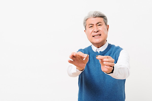 포토 JPG 스튜디오촬영 응시 할아버지 노년 남자 담배 실내 한명 들기 사람 상반신 일상 앞모습 실버라이프 한국인 찡그림 자르기 흰배경 금연 70대 노인남자한명만 국내포토 1 라이프스타일 시선 캠페인 뷰포인트 백그라운드 모션 표정 동양인 성인 내부 라이프 흰색 사회이슈 남자한명만 노인남자만 파일형식