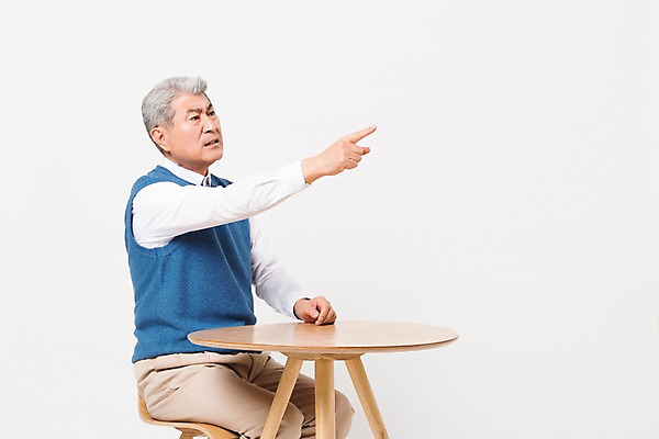 포토 JPG 스튜디오촬영 응시 할아버지 노년 남자 실내 한명 사람 앉기 손짓 상반신 일상 옆모습 실버라이프 한국인 분노 책상 흰배경 70대 삿대질 노인남자한명만 국내포토 1 라이프스타일 시선 감정 뷰포인트 가구 백그라운드 모션 동양인 성인 내부 라이프 흰색 남자한명만 노인남자만 파일형식