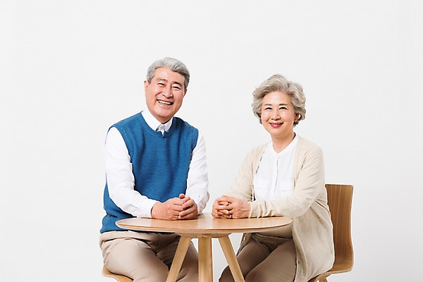 포토 JPG 스튜디오촬영 응시 여자 할아버지 노년 남자 할머니 의자 실내 미소 사람 앉기 상반신 두명 일상 앞모습 실버라이프 노부부 한국인 60대 책상 흰배경 70대 노인만 국내포토 라이프스타일 부부 시선 뷰포인트 가구 백그라운드 모션 표정 동양인 성인 내부 라이프 흰색 성인만 파일형식