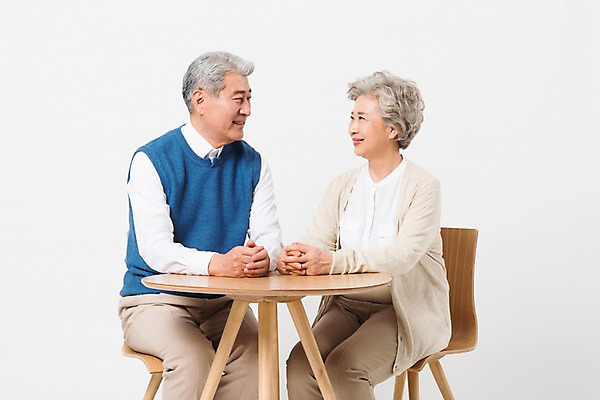 포토 JPG 스튜디오촬영 응시 여자 할아버지 노년 남자 할머니 의자 실내 미소 사람 앉기 상반신 두명 일상 앞모습 실버라이프 마주보기 노부부 한국인 60대 책상 흰배경 70대 노인만 국내포토 라이프스타일 부부 시선 뷰포인트 가구 백그라운드 모션 표정 동양인 성인 내부 라이프 흰색 성인만 파일형식