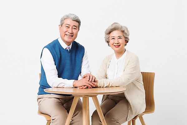 포토 JPG 스튜디오촬영 여자 할아버지 노년 남자 할머니 의자 실내 미소 사람 앉기 상반신 두명 일상 앞모습 실버라이프 손잡기 노부부 한국인 60대 책상 흰배경 70대 노인만 국내포토 라이프스타일 부부 뷰포인트 가구 백그라운드 모션 표정 동양인 성인 내부 라이프 흰색 성인만 파일형식