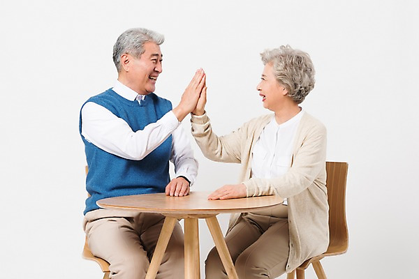 포토 JPG 스튜디오촬영 응시 여자 할아버지 노년 남자 할머니 의자 실내 미소 사람 앉기 상반신 두명 일상 앞모습 실버라이프 마주보기 노부부 한국인 60대 책상 흰배경 70대 하이파이브 노인만 국내포토 라이프스타일 부부 시선 뷰포인트 가구 백그라운드 모션 표정 동양인 손짓 성인 내부 라이프 흰색 성인만 파일형식