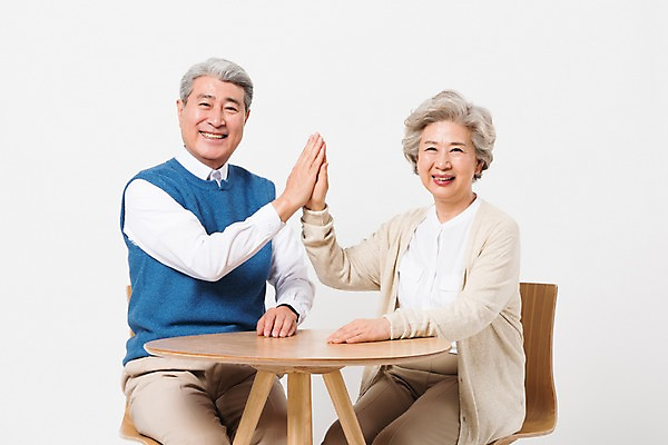 포토 JPG 스튜디오촬영 응시 여자 할아버지 노년 남자 할머니 의자 실내 미소 사람 앉기 상반신 두명 일상 앞모습 실버라이프 노부부 한국인 60대 책상 흰배경 70대 하이파이브 노인만 국내포토 라이프스타일 부부 시선 뷰포인트 가구 모션 표정 동양인 손짓 성인 내부 라이프 흰색 성인만 파일형식 커플 컬러 생활용품 인종 생활 관계 오브젝트