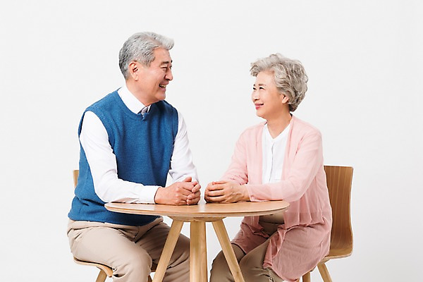 포토 JPG 스튜디오촬영 응시 여자 할아버지 노년 남자 할머니 실내 미소 사람 앉기 상반신 두명 일상 앞모습 실버라이프 노부부 한국인 60대 흰배경 70대 노인만 국내포토 라이프스타일 부부 시선 뷰포인트 백그라운드 모션 표정 동양인 성인 내부 라이프 흰색 성인만 파일형식