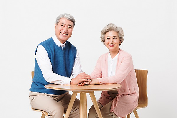 포토 JPG 스튜디오촬영 응시 할아버지 노년 할머니 의자 실내 미소 사람 앉기 상반신 두명 일상 앞모습 실버라이프 손잡기 노부부 한국인 60대 책상 흰배경 70대 노인만 국내포토 라이프스타일 부부 시선 여자 남자 뷰포인트 가구 백그라운드 모션 표정 동양인 성인 내부 라이프 흰색 성인만 파일형식