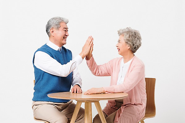 포토 JPG 스튜디오촬영 응시 여자 할아버지 노년 남자 할머니 실내 미소 사람 앉기 상반신 두명 일상 옆모습 실버라이프 마주보기 노부부 한국인 60대 흰배경 70대 하이파이브 노인만 국내포토 라이프스타일 부부 시선 뷰포인트 백그라운드 모션 표정 동양인 손짓 성인 내부 라이프 흰색 성인만 파일형식