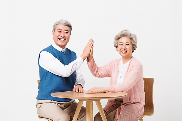 포토 JPG 스튜디오촬영 응시 여자 할아버지 노년 남자 할머니 의자 실내 미소 사람 앉기 상반신 두명 일상 앞모습 실버라이프 노부부 한국인 60대 책상 흰배경 70대 하이파이브 노인만 국내포토 라이프스타일 부부 시선 뷰포인트 가구 모션 표정 동양인 손짓 성인 내부 라이프 흰색 성인만 파일형식 커플 컬러 생활용품 인종 생활 관계 오브젝트