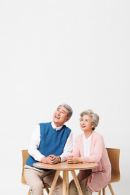 포토 JPG 스튜디오촬영 응시 여자 할아버지 노년 남자 할머니 의자 실내 미소 사람 앉기 상반신 두명 일상 앞모습 실버라이프 노부부 한국인 60대 책상 흰배경 70대 노인만 국내포토 라이프스타일 부부 시선 뷰포인트 가구 백그라운드 모션 표정 동양인 성인 내부 라이프 흰색 성인만 파일형식
