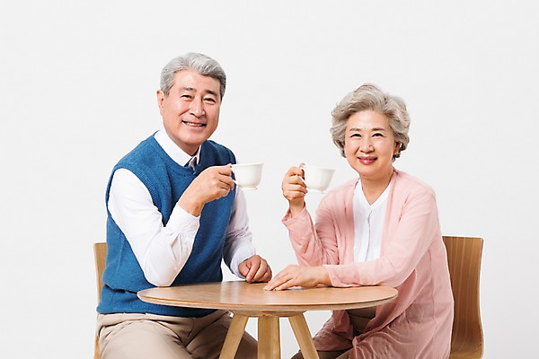 포토 JPG 스튜디오촬영 응시 여자 할아버지 노년 남자 할머니 커피 의자 휴식 실내 미소 들기 사람 앉기 상반신 두명 일상 앞모습 실버라이프 노부부 한국인 마시기 60대 커피잔 책상 흰배경 70대 노인만 국내포토 라이프스타일 부부 시선 음료 뷰포인트 가구 백그라운드 컨셉 모션 잔 표정 동양인 성인 내부 라이프 흰색 성인만 파일형식