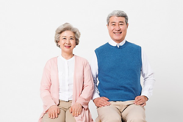 포토 JPG 스튜디오촬영 응시 여자 할아버지 노년 남자 할머니 의자 실내 미소 사람 앉기 상반신 두명 일상 앞모습 실버라이프 노부부 한국인 60대 흰배경 70대 노인만 국내포토 라이프스타일 부부 시선 뷰포인트 가구 백그라운드 모션 표정 동양인 성인 내부 라이프 흰색 성인만 파일형식