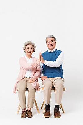 포토 JPG 스튜디오촬영 전신 응시 여자 할아버지 노년 남자 할머니 의자 실내 미소 사람 앉기 두명 일상 앞모습 실버라이프 노부부 한국인 60대 흰배경 70대 하이파이브 노인만 국내포토 라이프스타일 부부 시선 뷰포인트 가구 백그라운드 모션 표정 동양인 손짓 성인 내부 라이프 흰색 성인만 파일형식