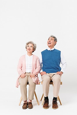 포토 JPG 스튜디오촬영 전신 응시 여자 할아버지 노년 남자 할머니 의자 실내 사람 앉기 두명 일상 앞모습 실버라이프 노부부 한국인 60대 흰배경 70대 노인만 국내포토 라이프스타일 부부 시선 뷰포인트 가구 백그라운드 모션 동양인 성인 내부 라이프 흰색 성인만 파일형식