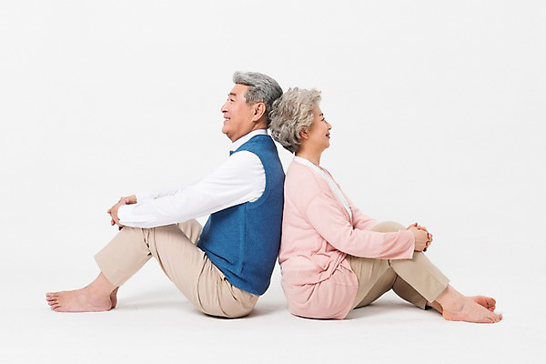 포토 JPG 스튜디오촬영 전신 여자 할아버지 노년 남자 할머니 실내 미소 사람 앉기 두명 일상 옆모습 실버라이프 노부부 기댐 한국인 등맞대기 60대 흰배경 70대 노인만 국내포토 라이프스타일 부부 뷰포인트 백그라운드 모션 표정 동양인 성인 내부 라이프 흰색 성인만 파일형식