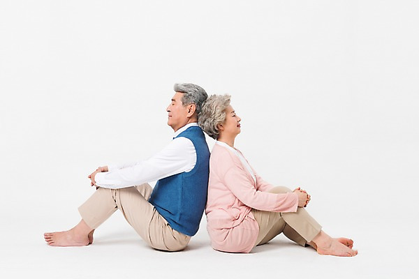 포토 JPG 스튜디오촬영 전신 여자 할아버지 노년 남자 할머니 실내 미소 사람 앉기 두명 일상 옆모습 실버라이프 눈감음 노부부 기댐 한국인 등맞대기 60대 흰배경 70대 노인만 국내포토 라이프스타일 부부 뷰포인트 백그라운드 모션 표정 동양인 성인 내부 라이프 흰색 성인만 파일형식