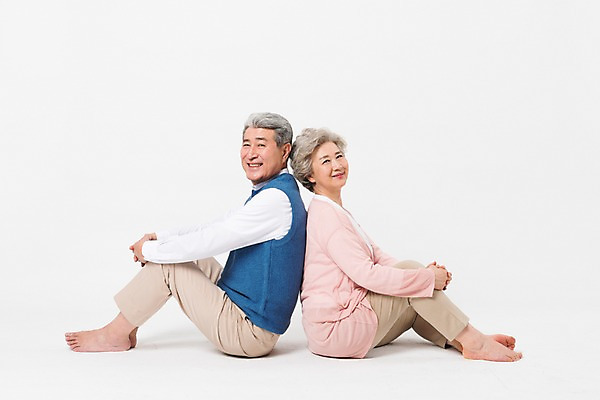 포토 JPG 스튜디오촬영 전신 여자 할아버지 노년 남자 할머니 실내 미소 사람 앉기 두명 일상 옆모습 실버라이프 노부부 기댐 한국인 등맞대기 60대 흰배경 70대 노인만 국내포토 라이프스타일 부부 뷰포인트 백그라운드 모션 표정 동양인 성인 내부 라이프 흰색 성인만 파일형식 커플 컬러 인종 생활 관계