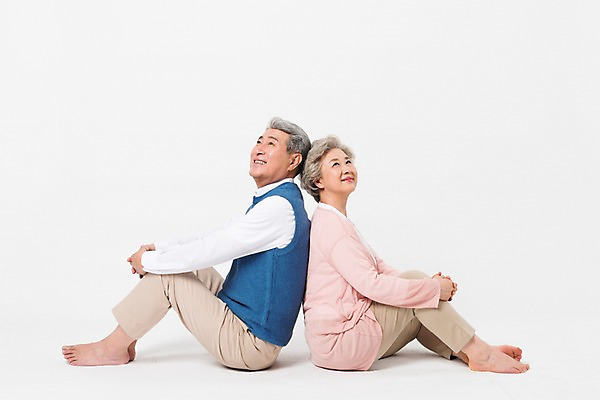 포토 JPG 스튜디오촬영 전신 응시 여자 할아버지 노년 남자 할머니 실내 미소 사람 앉기 두명 일상 옆모습 실버라이프 노부부 기댐 한국인 등맞대기 60대 흰배경 70대 노인만 국내포토 라이프스타일 부부 시선 뷰포인트 백그라운드 모션 표정 동양인 성인 내부 라이프 흰색 성인만 파일형식