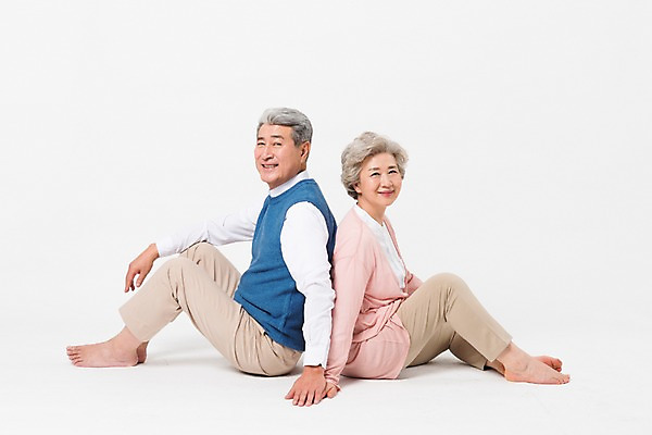 포토 JPG 스튜디오촬영 전신 응시 여자 할아버지 노년 남자 할머니 실내 미소 사람 앉기 두명 일상 옆모습 실버라이프 노부부 기댐 한국인 등맞대기 60대 흰배경 70대 노인만 국내포토 라이프스타일 부부 시선 뷰포인트 백그라운드 모션 표정 동양인 성인 내부 라이프 흰색 성인만 파일형식