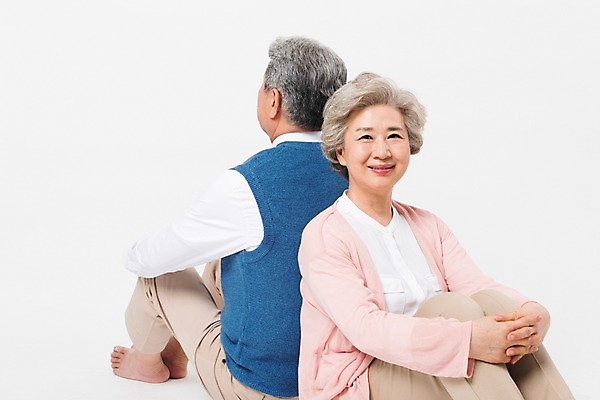 포토 JPG 스튜디오촬영 전신 여자 할아버지 노년 남자 할머니 실내 미소 사람 앉기 상반신 두명 일상 앞모습 뒷모습 실버라이프 노부부 한국인 등맞대기 60대 흰배경 70대 노인만 국내포토 라이프스타일 부부 뷰포인트 백그라운드 모션 표정 동양인 성인 내부 라이프 흰색 성인만 파일형식